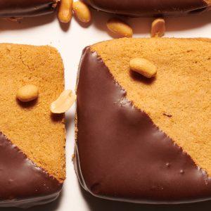“Single” – il biscotto con arachidi, caramello salato e cioccolato che si basta da solo